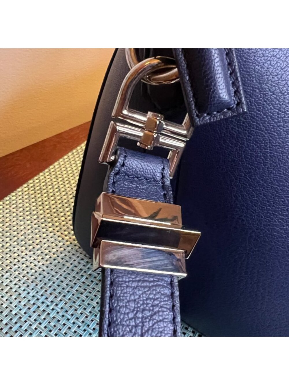 Givenchy Small Antigona Shoulder Bag Navy Goatskin Leather - Picture 6 of 14